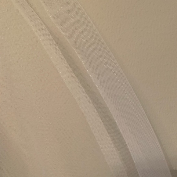 Fingertip veil with horsehair trim - Picture 3 of 5